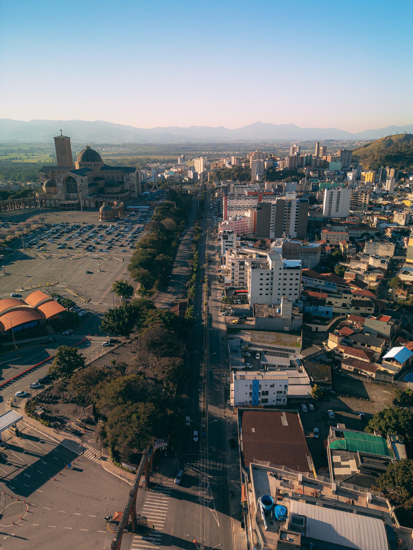 Avenida Getúlio Vargas, em Aparecida, próxima à entrada principal do Santuário Nacional